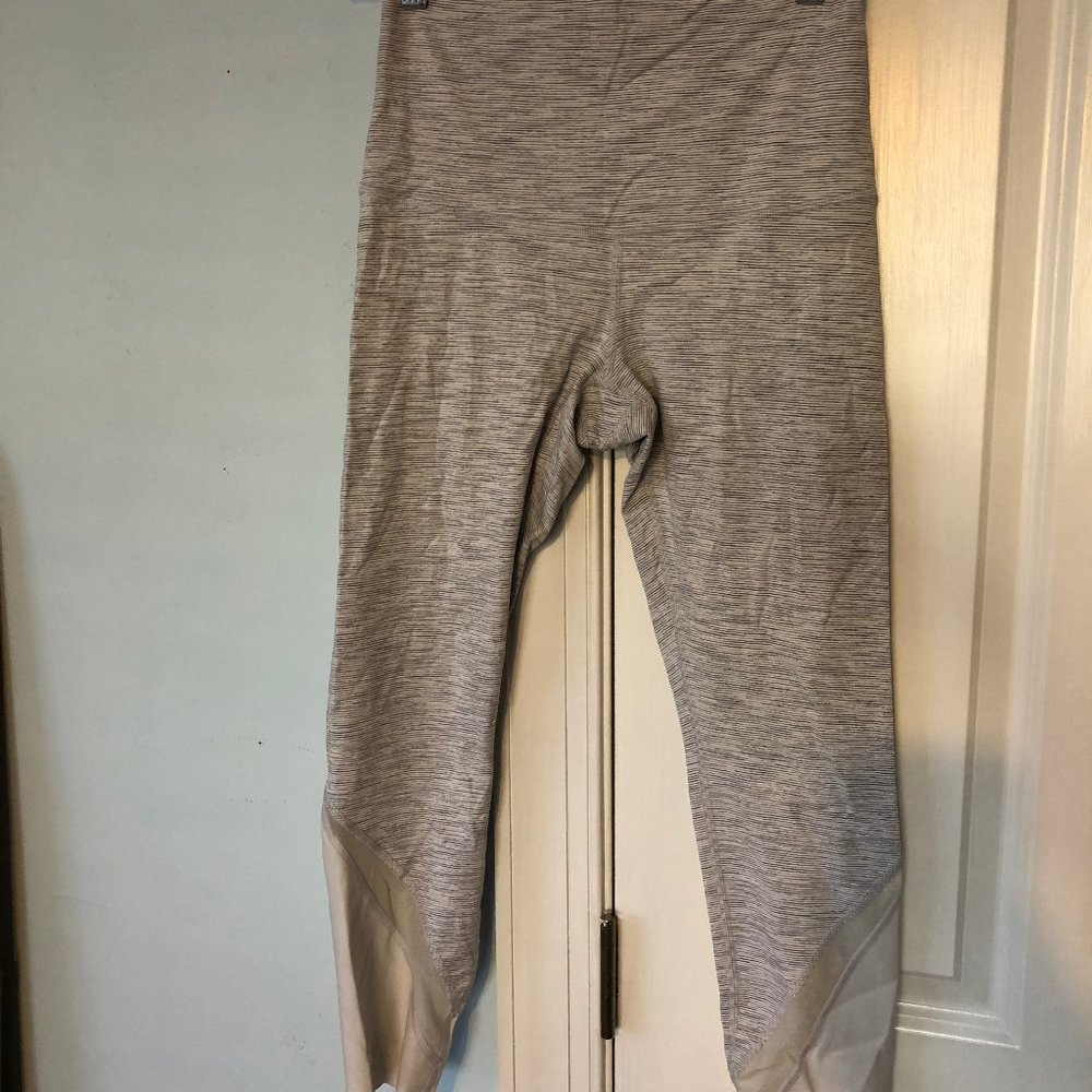 Lululemon Heather Grey cropped scallop leggings